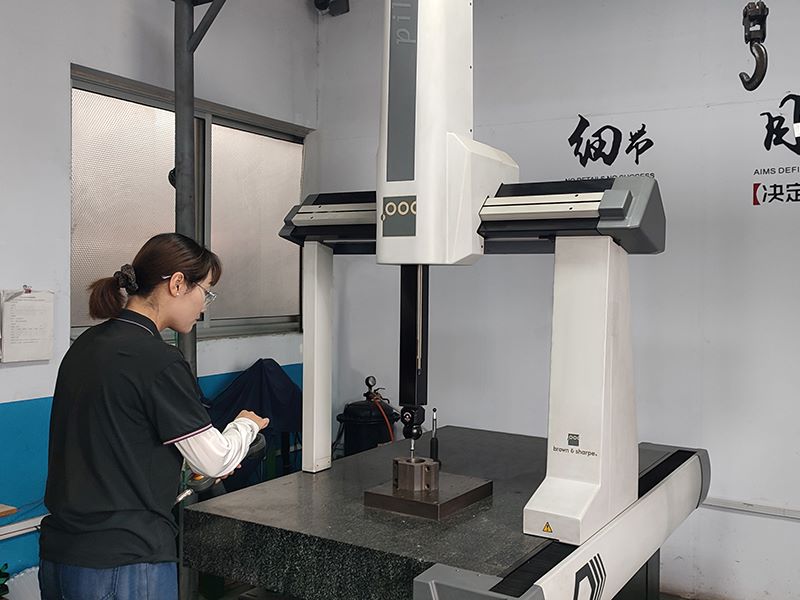 Three coordinate measuring instrument